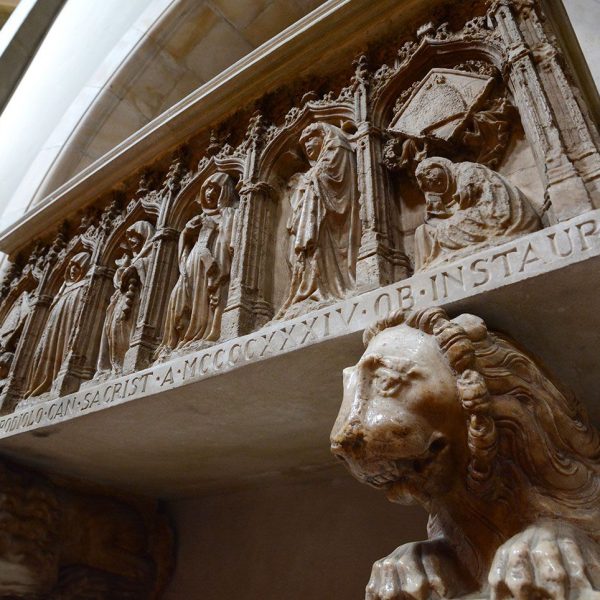 Vic.- Catedral de Sant Pere, S. XVIII/XIX. Sarcòfag de Bernat Despujols S. XV obra de Pere Oller (7/2018)