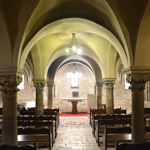 Vic.- Catedral de Sant Pere, S. XVIII/XIX. Cripta originaria de la catedral romànica, els capitells procedeixen de la catedral pre-romànica (7/2018)