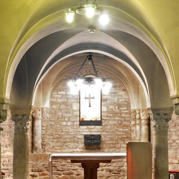 Vic.- Catedral de Sant Pere, S. XVIII/XIX. Cripta originaria de la catedral romànica, els capitells procedeixen de la catedral pre-romànica (7/2018)