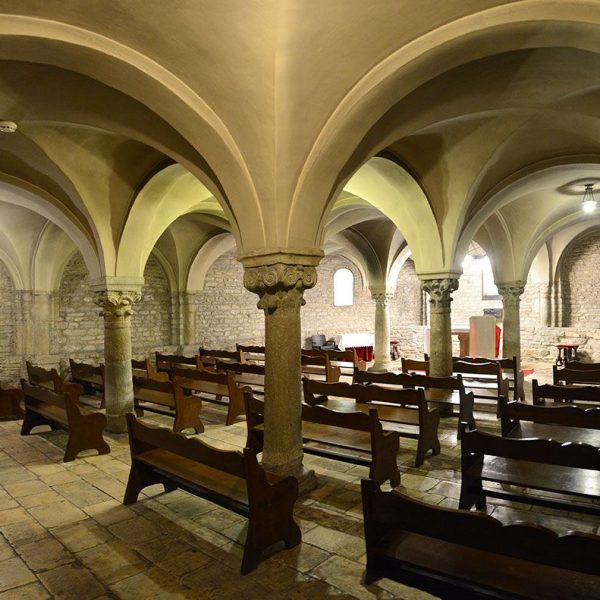 Vic.- Catedral de Sant Pere, S. XVIII/XIX. Cripta originaria de la catedral romànica, els capitells procedeixen de la catedral pre-romànica (7/2018)