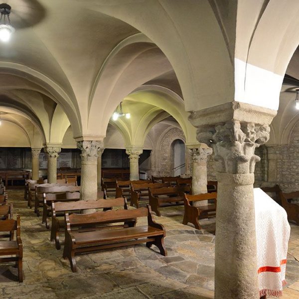 Vic.- Catedral de Sant Pere, S. XVIII/XIX. Cripta originaria de la catedral romànica, els capitells procedeixen de la catedral pre-romànica (7/2018)