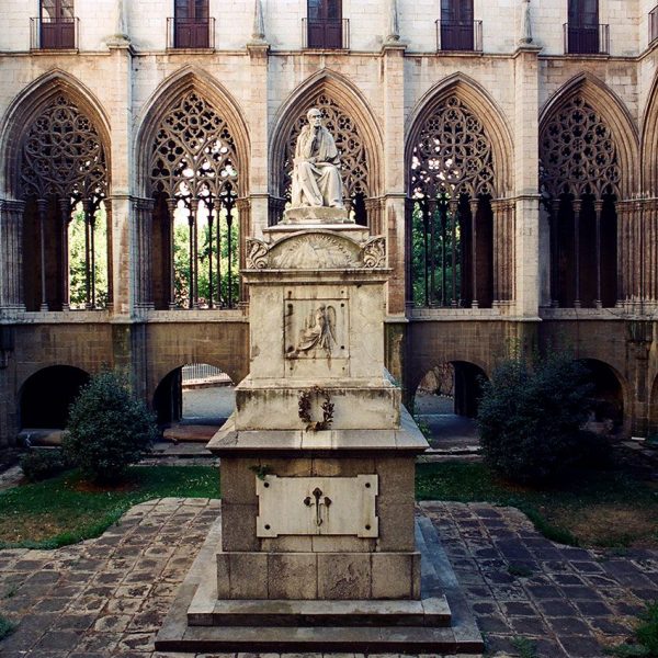 Vic.- Catedral de Sant Pere, S. XVIII/XIX. Claustre gòtic, S. XIV. La galeria del fons presenta finestrals a cada banda i al centre l'escultura de Jaume Balmes (8/2000)