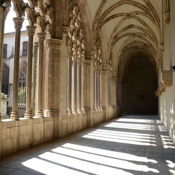 Vic.- Catedral de Sant Pere, S. XVIII/XIX. Galeria del claustre gòtic, S. XIV de finestrals calats suportats per tres columnes (7/2018)