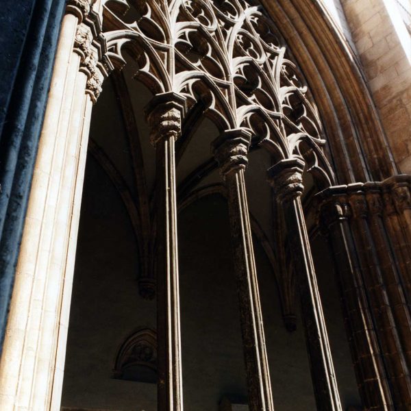 Vic.- Catedral de Sant Pere, S. XVIII/XIX. Galeria del claustre gòtic, S. XIV de finestrals calats suportats per tres columnes (8/1997)