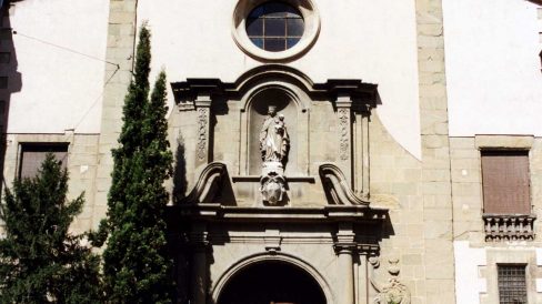 Vic.- Església barroca del Carme. La portalada es d'arc de mig punt flanquejada per columnes i la imatge de la Mare de Déu dins una fornícula (8/2000)