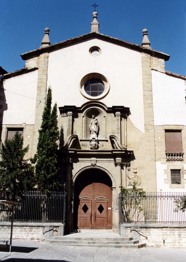 Vic.- Església barroca del Carme. La portalada es d'arc de mig punt flanquejada per columnes i la imatge de la Mare de Déu dins una fornícula (8/2000)