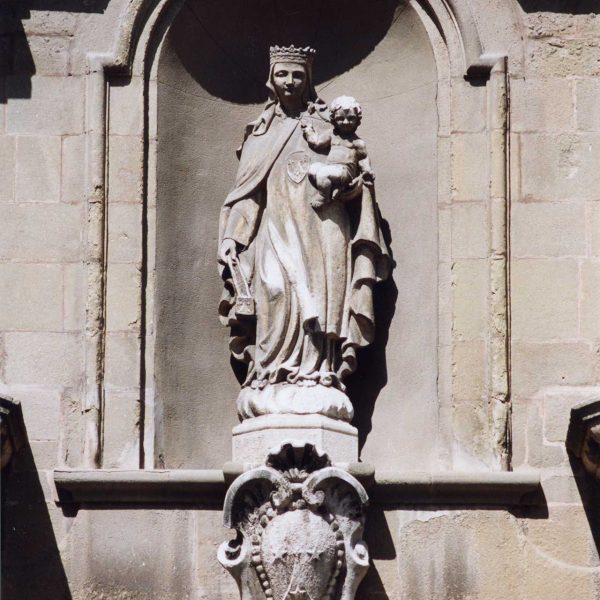 Vic.- Església barroca del Carme. Imatge de la Mare de Déu del Carme dins una fornícula sobre l'arquitrau (8/2000)