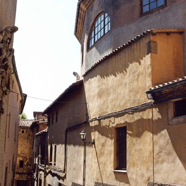Vic.- Església barroca del Carme. Vista posterior de l'absis poligonal (8/2000)