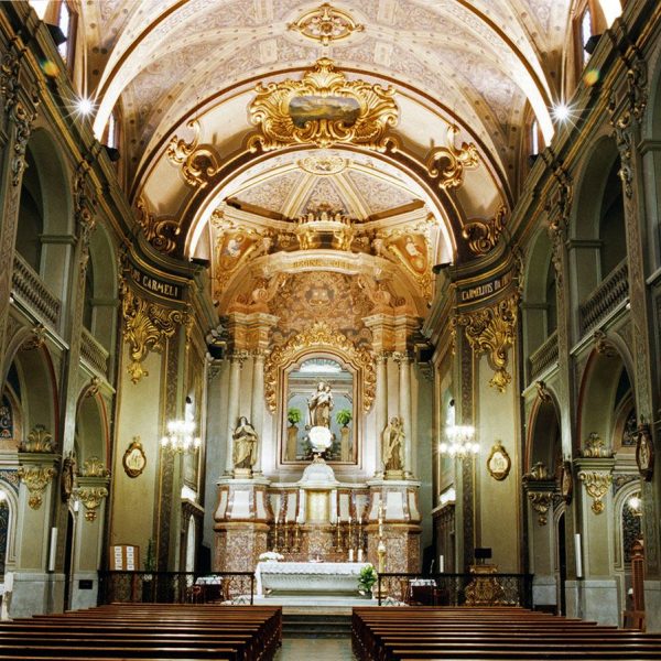 Vic.- Església barroca del Carme. Consta d'una sola nau amb capelles laterals comunicades i galeria superior (8/2000)