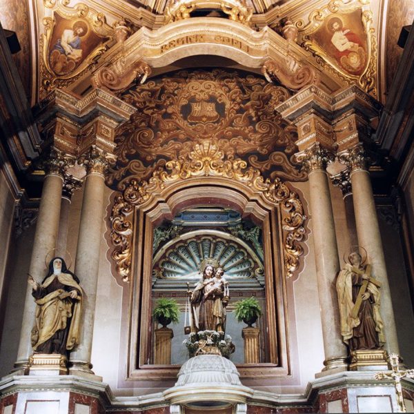 Vic.- Església barroca del Carme. Al bell mig del retaule flanquejat per columnes s'obra el cambril de la Mare de Déu del Carme (8/2000)