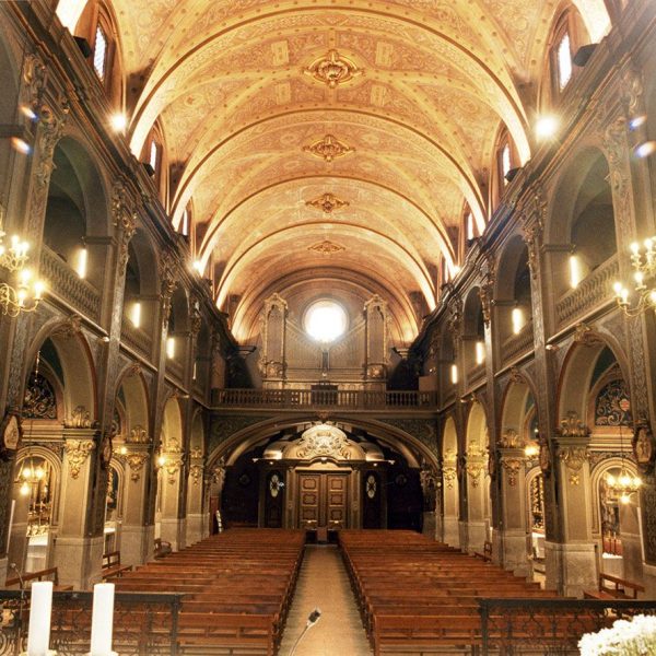 Vic.- Església barroca del Carme. Fons de la nau amb capelles laterals comunicades i galeria superior coberta amb volta de canó (8/2000)