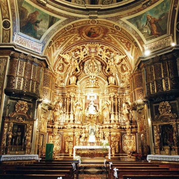 Vic.- Església barroca dels Dolors del S. XVIII. Reproducció del retaule barroc del 1760 executat per Vicenç Real del 1760 destruït per la guerra (9/2000)