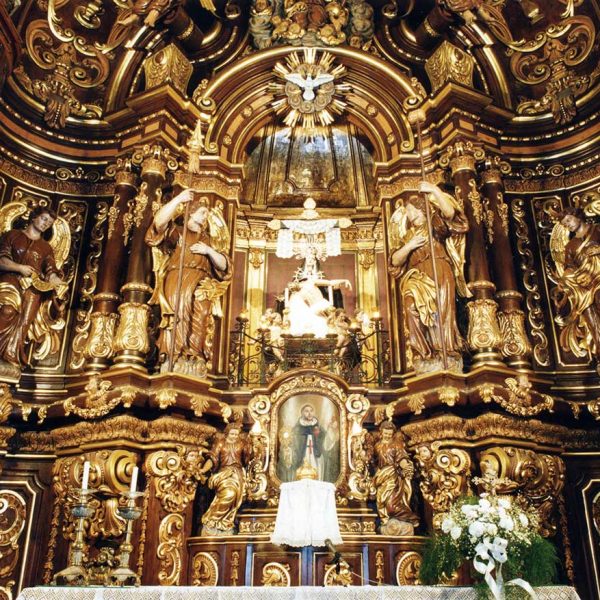 Vic.- Església barroca dels Dolors del S. XVIII. Reproducció del retaule barroc del 1760 executat per Vicenç Real del 1760 destruït per la guerra (9/2000)