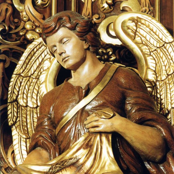 Vic.- Església barroca dels Dolors del S. XVIII. Un dels àngels del retaule que acompanyen la imatge de la Mare de Déu dels Dolors (9/2000)