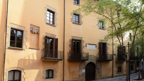 Vic.- Casa Bojons, d'estil barroc, S. XV. Es tractava de tres edificis unificats per la família Bojons el 1770. Aquí va viure els ultims anys Jaume Balmes (7/2018)