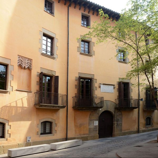 Vic.- Casa Bojons, d'estil barroc, S. XV. Es tractava de tres edificis unificats per la família Bojons el 1770. Aquí va viure els ultims anys Jaume Balmes (7/2018)