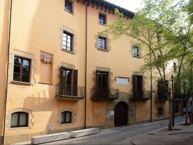 Vic.- Casa Bojons, d'estil barroc, S. XV. Es tractava de tres edificis unificats per la família Bojons el 1770. Aquí va viure els ultims anys Jaume Balmes (7/2018)