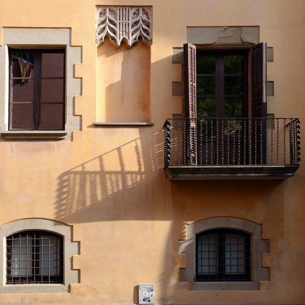 Vic.- Casa Bojons, d'estil barroc, S. XV. Es tractava de tres edificis unificats per la família Bojons el 1770. Aquí va viure els ultims anys Jaume Balmes (7/2018)