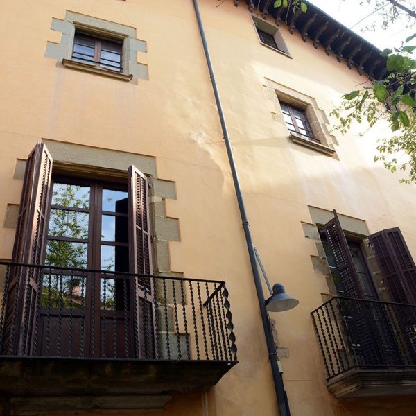 Vic.- Casa Bojons, d'estil barroc, S. XV. Es tractava de tres edificis unificats per la família Bojons el 1770. Aquí va viure els ultims anys Jaume Balmes (7/2018)