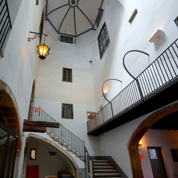 Vic.- Casa Bojons, d'estil barroc, S. XV. Es tractava de tres edificis unificats per la família Bojons el 1770. Vestíbul i escala d'accés a les plantes (7/2018)