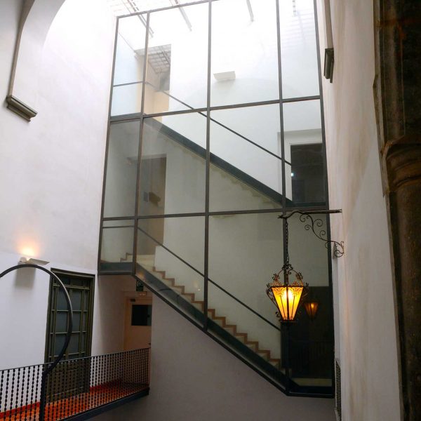 Vic.- Casa Bojons, d'estil barroc, S. XV. Es tractava de tres edificis unificats per la família Bojons el 1770. Vestíbul i escala d'accés a les plantes (7/2018)