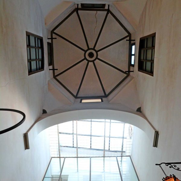 Vic.- Casa Bojons, d'estil barroc, S. XV. Es tractava de tres edificis unificats per la família Bojons el 1770. Vestíbul de la casa (7/2018)