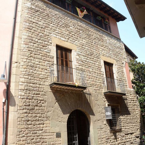 Vic.- Casa Clariana, gòtica/barroca del S. XVII/XVIII amb tres façanes. El cos oriental amb la porta principal adovellada de mig punt es de pedra (7/2018)