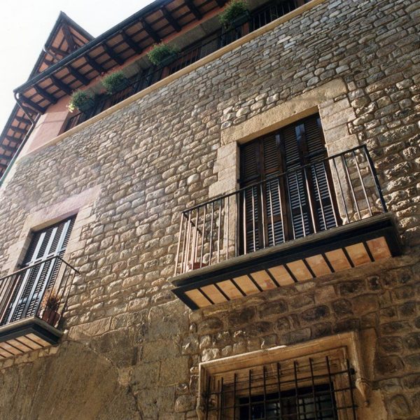 Vic.- Casa Clariana, gòtica/barroca del S. XVII/XVIII amb tres façanes. El cos oriental amb l'entrada principal es de pedra vista (7/2018)