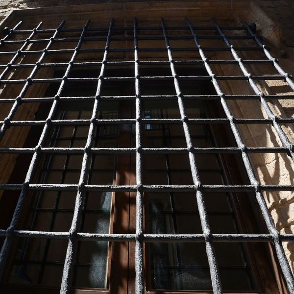 Vic.- Casa Clariana, gòtica/barroca del S. XVII/XVIII amb tres façanes. Finestra amb reixa de ferro forjat de la planta baixa del cos oriental (7/2018)