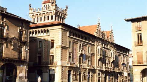 Vic.- Casa Comella, modernista del S. XIX . Sobre el portal té uns grans balcons i a llevant s'aixeca una torre/mirador de planta quadrada (8/2000)