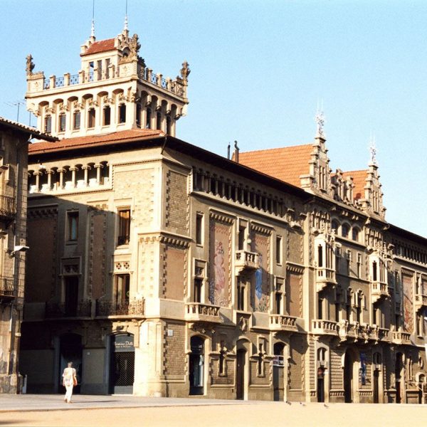 Vic.- Casa Comella, modernista del S. XIX . Sobre el portal té uns grans balcons i a llevant s'aixeca una torre/mirador de planta quadrada (8/2000)