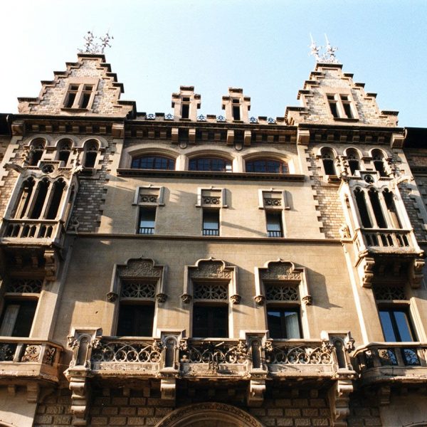 Vic.- Casa Comella, modernista del S. XIX . Vista dels grans balcons de baranes calades del primer pis i tribunes del segon (8/2000)