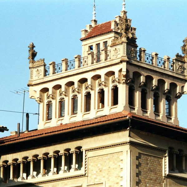 Vic.- Casa Comella, modernista del S. XIX. Torre/mirador situada a llevant rodejada d'una galeria de finestres i al damunt una terrassa amb pinacles (8/2000)