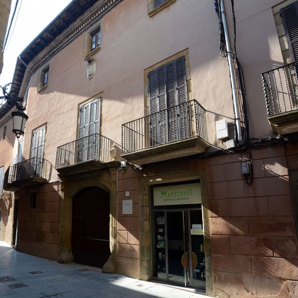 Vic.- Casa Cortada, S. XVII/XVIII d'estil barroc/eclèctic i façana ondulada per correspondre el solar a tres antigues edificacions (7/2018)