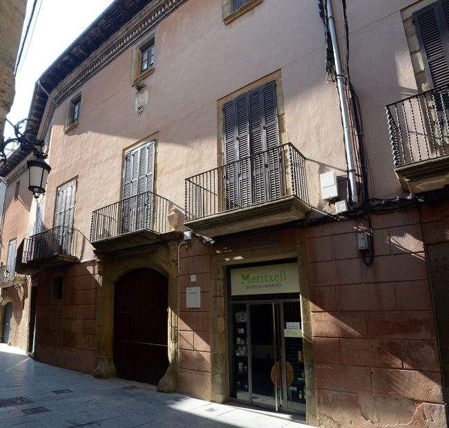 Vic.- Casa Cortada, S. XVII/XVIII d'estil barroc/eclèctic i façana ondulada per correspondre el solar a tres antigues edificacions (7/2018)