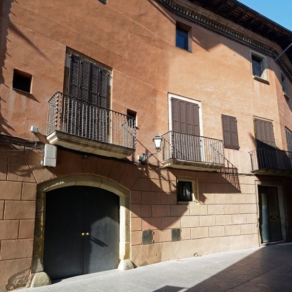 Vic.- Casa Cortada, S. XVII/XVIII d'estil barroc/eclèctic i façana ondulada per correspondre el solar a tres antigues edificacions (7/2018)