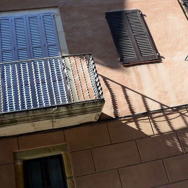 Vic.- Casa Cortada, S. XVII/XVIII d'estil barroc/eclèctic. Consta de planta baixa i dos pisos amb balcons de ferro forjat a la primera planta (7/2018)