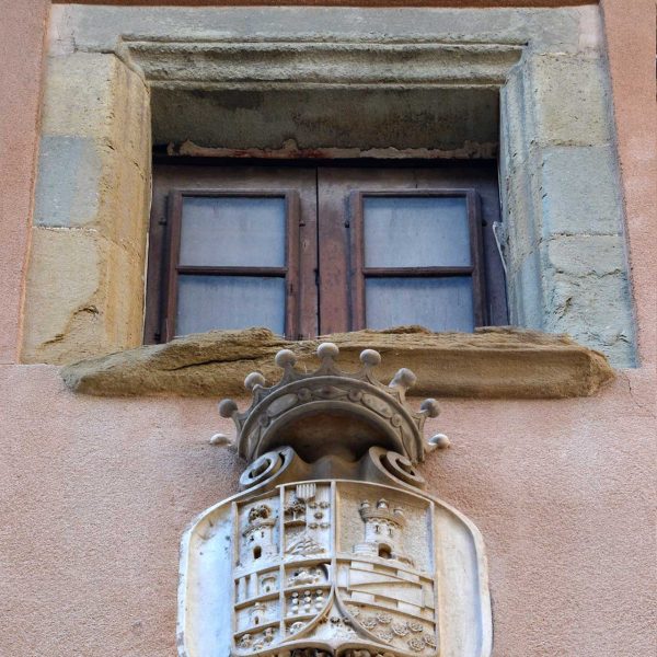 Vic.- Casa Cortada, S. XVII/XVIII d'estil barroc/eclèctic. Escut de pedra amb una corona damunt la porta principal (7/2018)