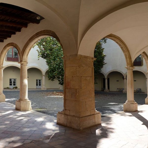 Vic.- Casa de la Convalescència. Claustre barroc quadrat amb cinc arcs de mig punt per costat suportat per columnes bombades (7/2018)