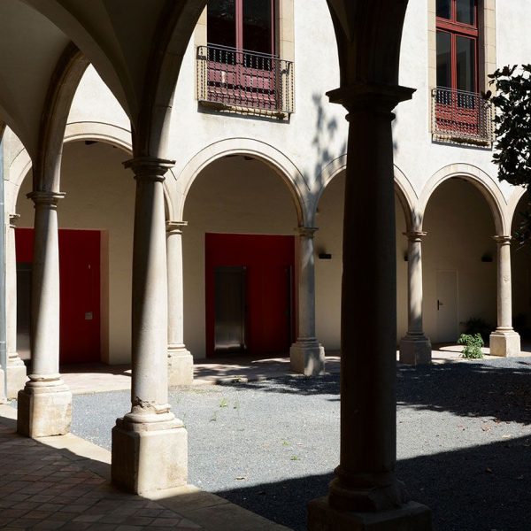 Vic.- Casa de la Convalescència. Claustre barroc quadrat amb cinc arcs de mig punt per costat suportat per columnes bombades (7/2018)