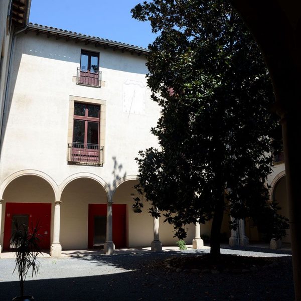 Vic.- Casa de la Convalescència. Claustre barroc quadrat amb cinc arcs de mig punt per costat suportat per columnes bombades (7/2017)