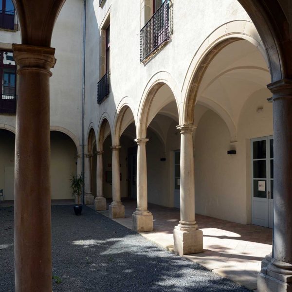 Vic.- Casa de la Convalescència. Claustre barroc quadrat amb cinc arcs de mig punt per costat suportat per columnes bombades (7/2017)