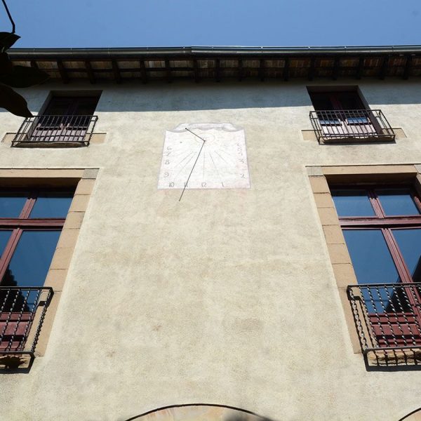 Vic.- Casa de la Convalescència. Claustre barroc quadrat. Façana interior que consta de dos pisos amb balconades (7/2018)