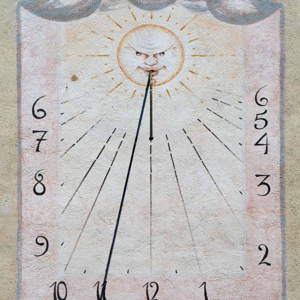 Vic.- Casa de la Convalescència. Claustre barroc quadrat. Façana interior decorada amb un rellotge de sol (7/2018)