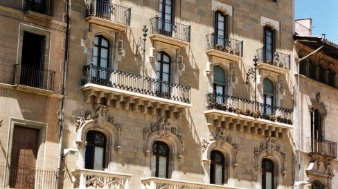 Vic.- Casa Costa d'estil modernista, S. XX amb una porxada a la planta baixa de tres arcs apuntats sobre columnes amb capitells amb decoració floral (8/2000)