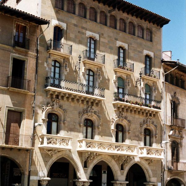 Vic.- Casa Costa d'estil modernista, S. XX amb una porxada a la planta baixa de tres arcs apuntats sobre columnes amb capitells amb decoració floral (8/2000)