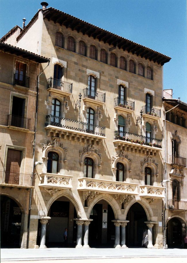 Vic.- Casa Costa d'estil modernista, S. XX amb una porxada a la planta baixa de tres arcs apuntats sobre columnes amb capitells amb decoració floral (8/2000)