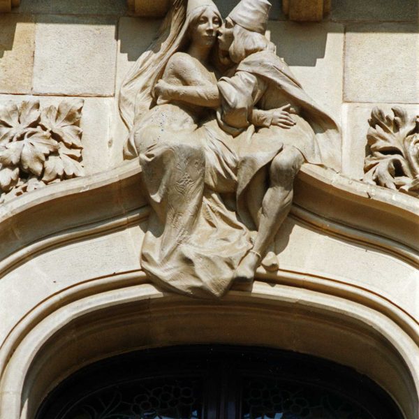 Vic.- Casa Costa d'estil modernista, S. XX. Escultura corresponent a la aristocràcia en un balcó del primer pis obra de l'escultor Pere Puntí (8/2000)