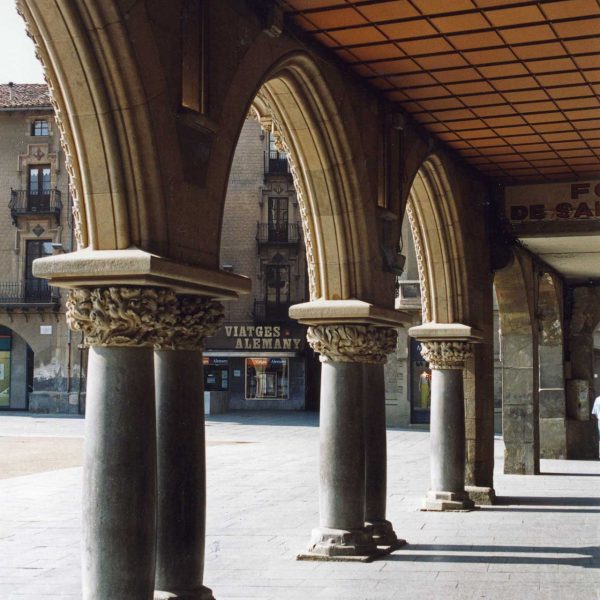 Vic.- Casa Costa d'estil modernista, S. XX. Interior de la porxada de tres d'arcs apuntats sobre columnes de capitells amb decoració floral (8/2000)