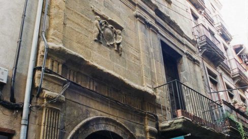 Vic.- Casa Galadies, d'estil renaixentista del S. XVI. Portalada esquerra d'arc de mig punt d'estil renaixentista amb un escut al damunt (8/2000)